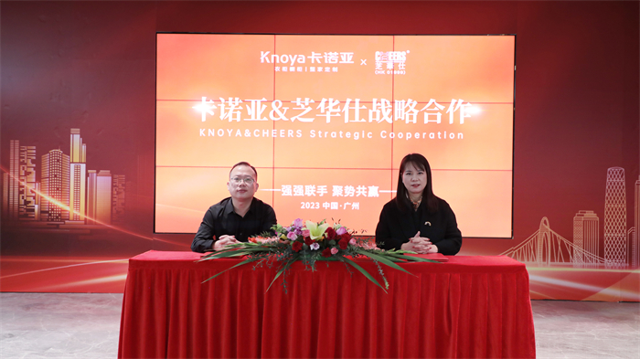 撸撸社下载安装銷售中心副總經理曹崇慧（左）與芝華仕負責人簽訂合作協議